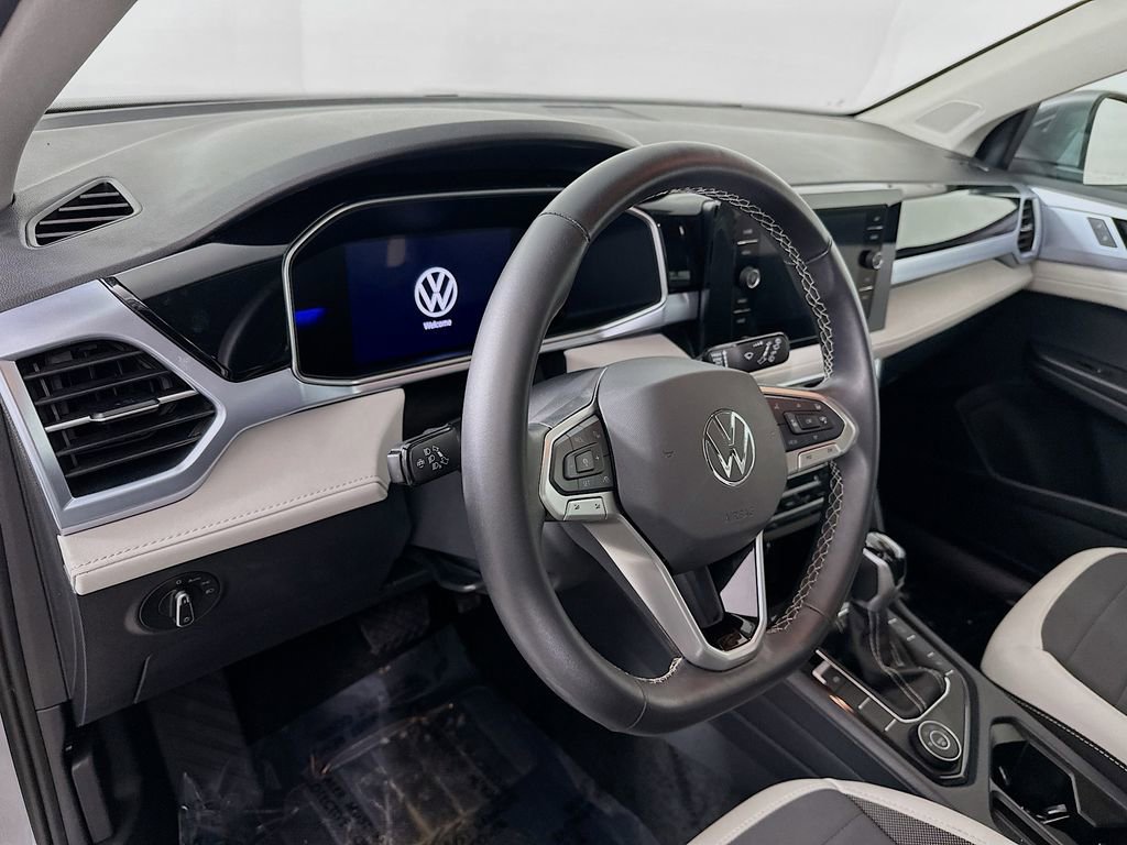 Used 2025 Volkswagen Taos SE image 14