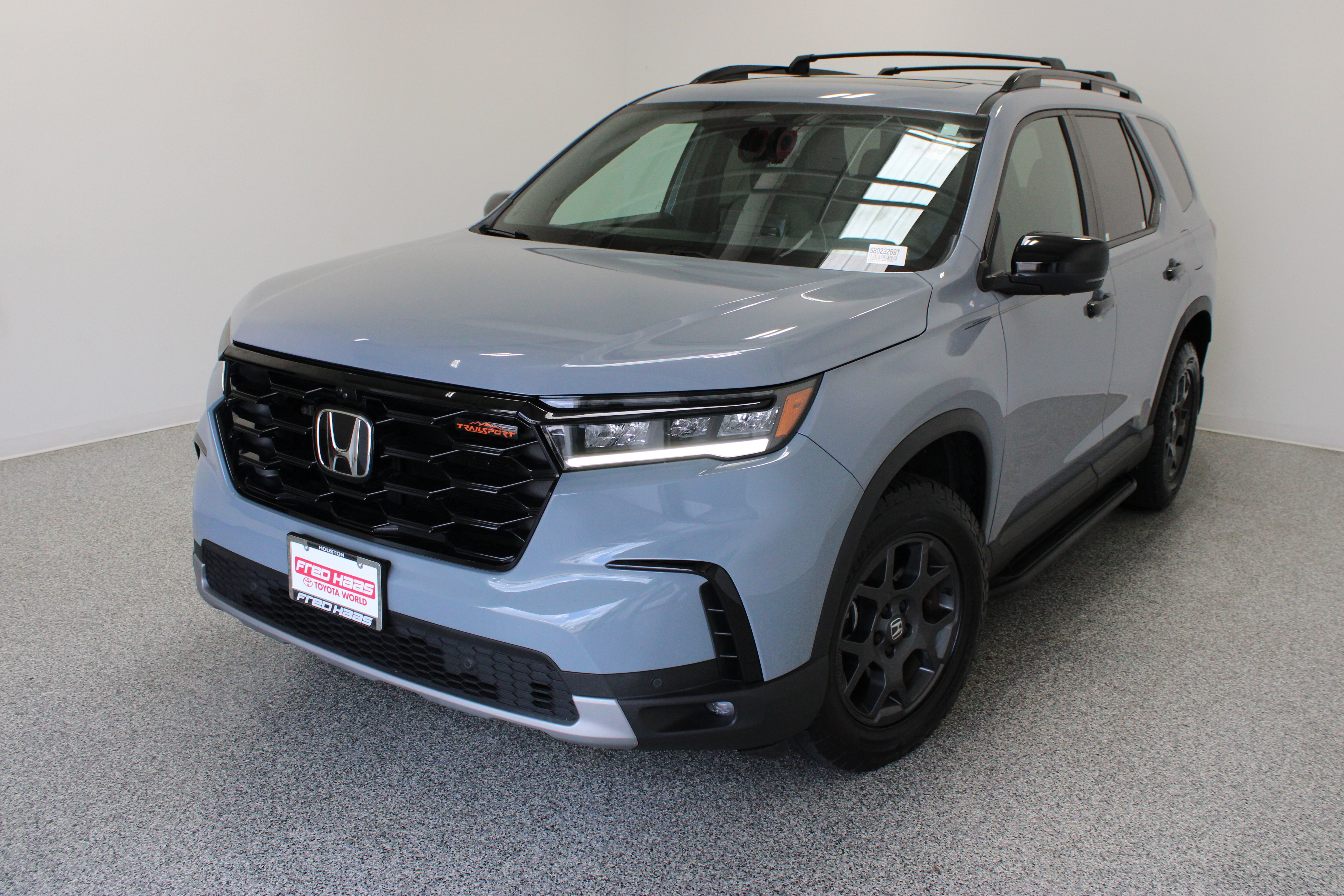 Used 2025 Honda Pilot TrailSport image 2