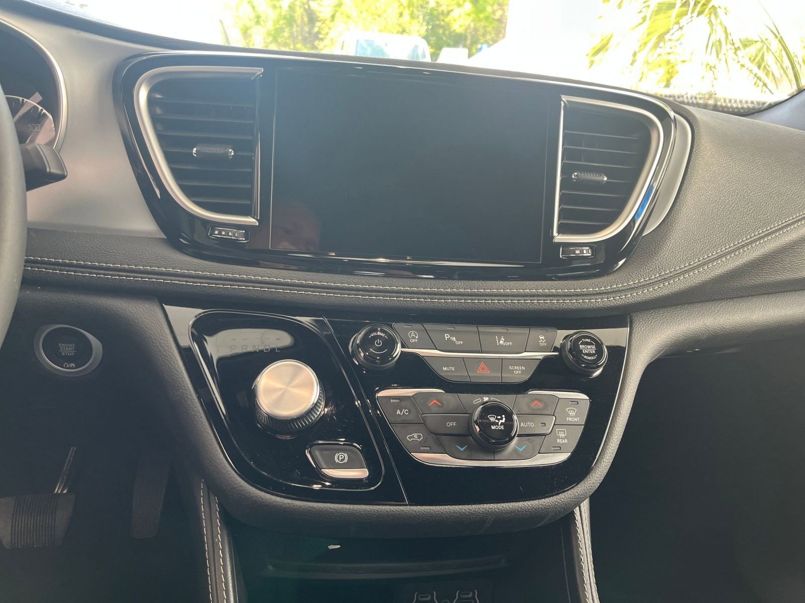 Used 2025 Chrysler Pacifica Limited FWD image 17