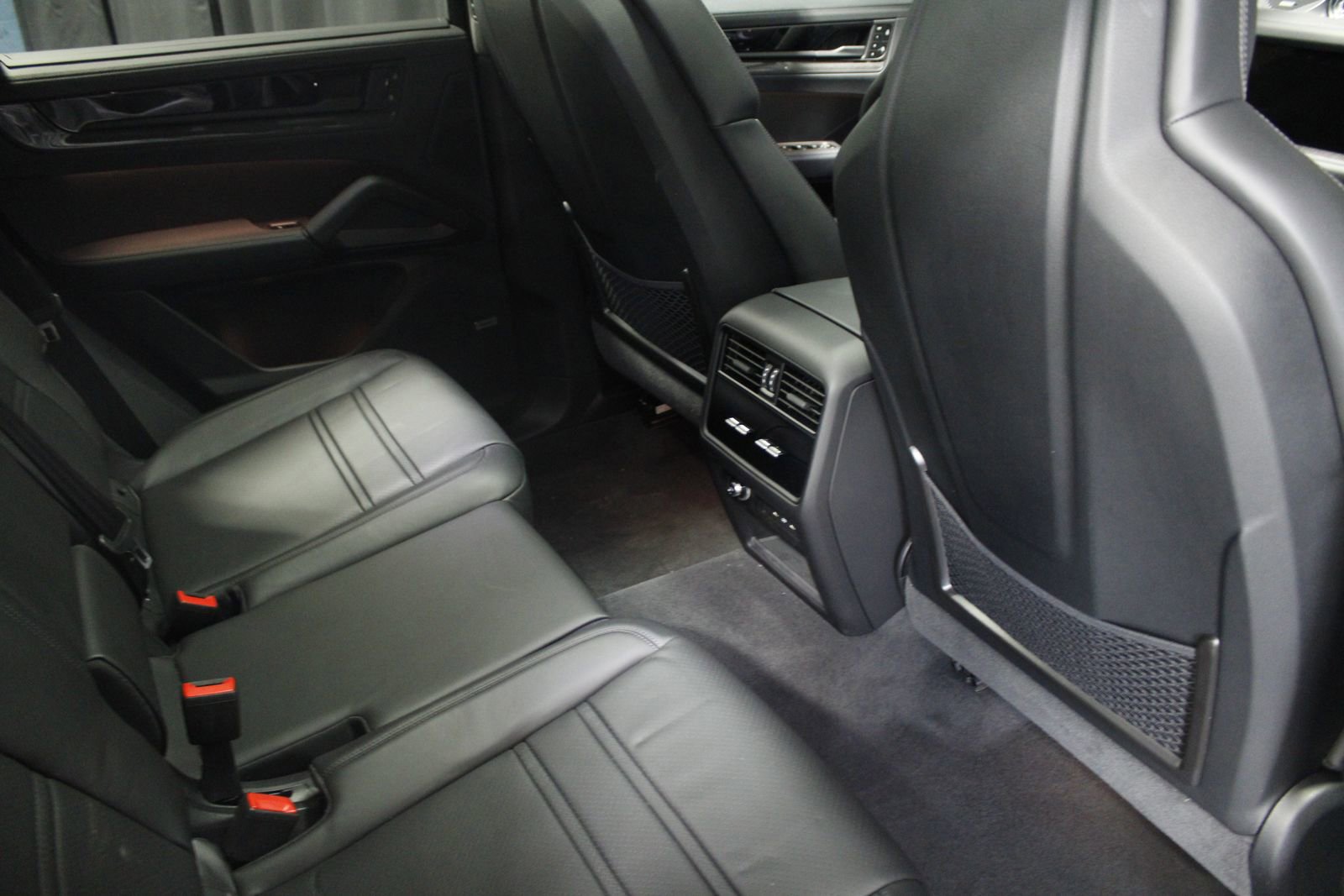 Certified 2025 Porsche Cayenne GTS AWD/4WD image 40