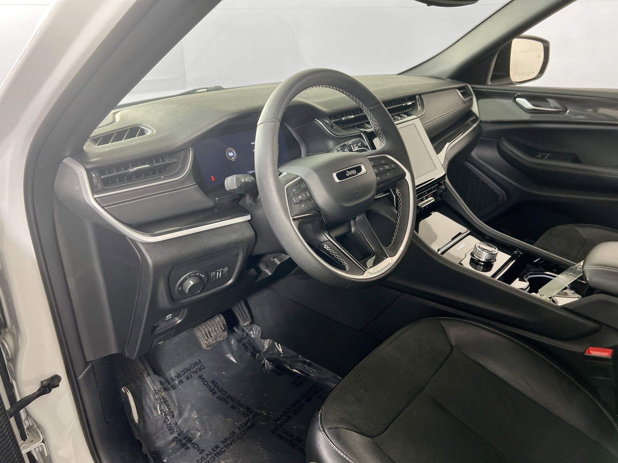 Used 2023 Jeep Grand Cherokee Altitude image 9