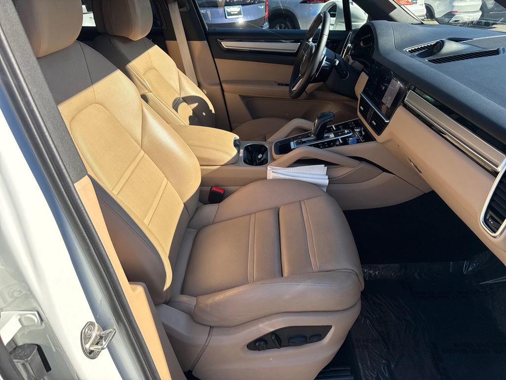 Used 2023 Porsche Cayenne Platinum Edition image 13