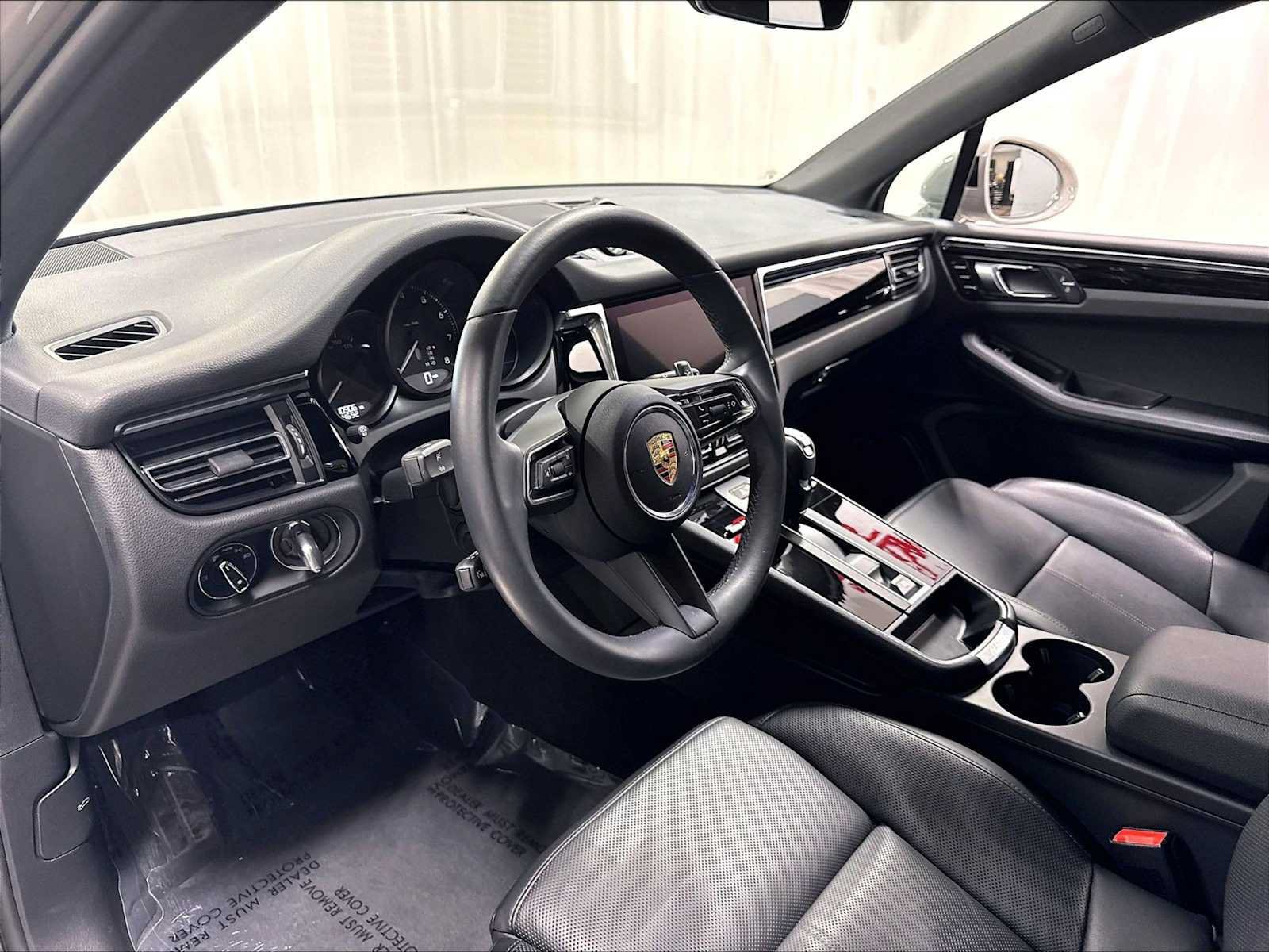 Used 2025 Porsche Macan AWD/4WD image 6