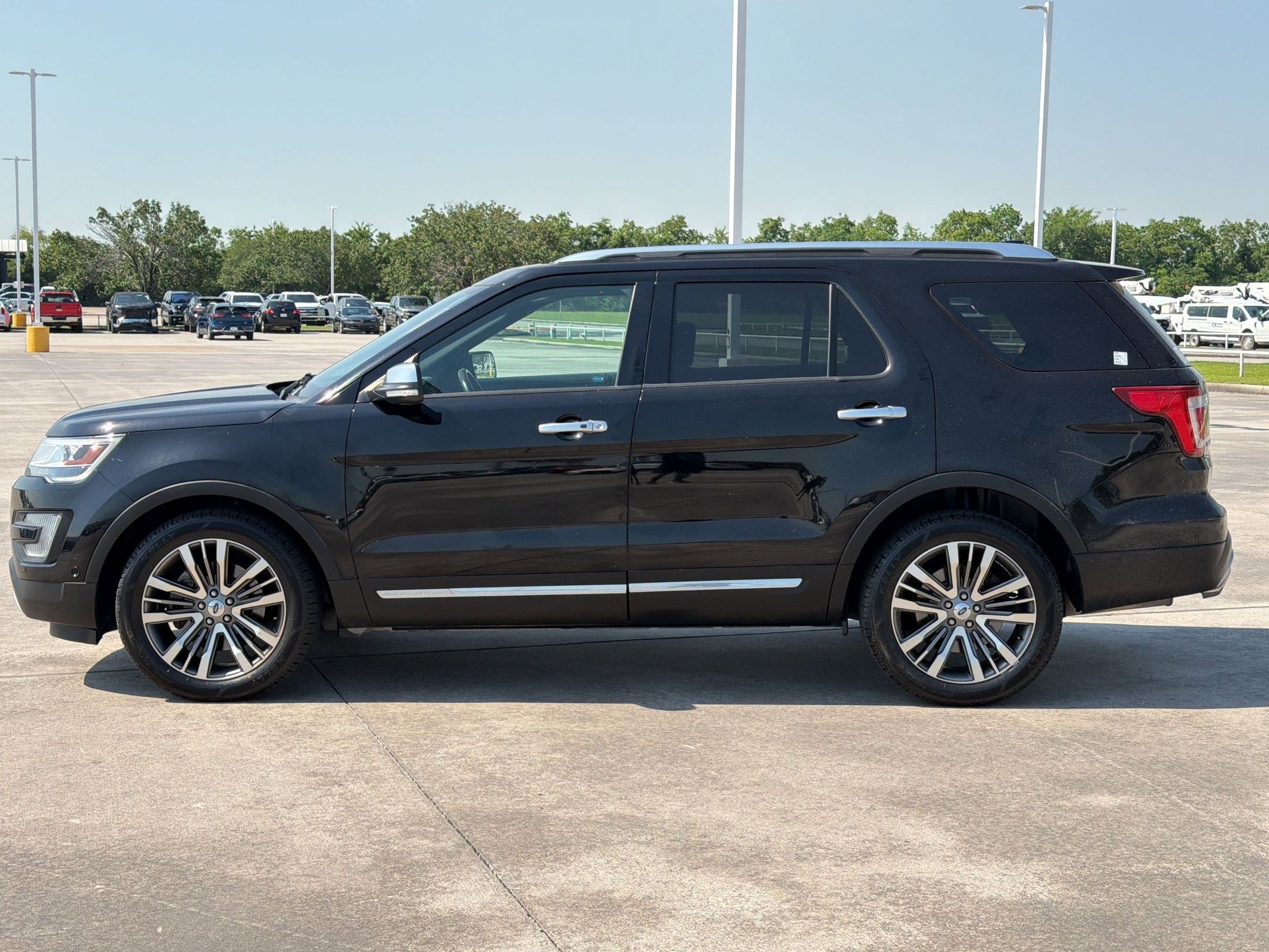 Used 2017 Ford Explorer Platinum AWD/4WD image 2