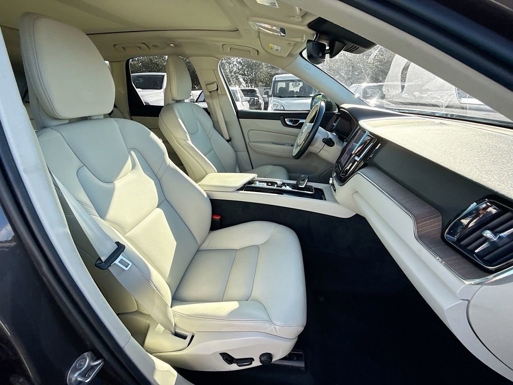Used 2022 Volvo XC60 B5 Momentum image 33