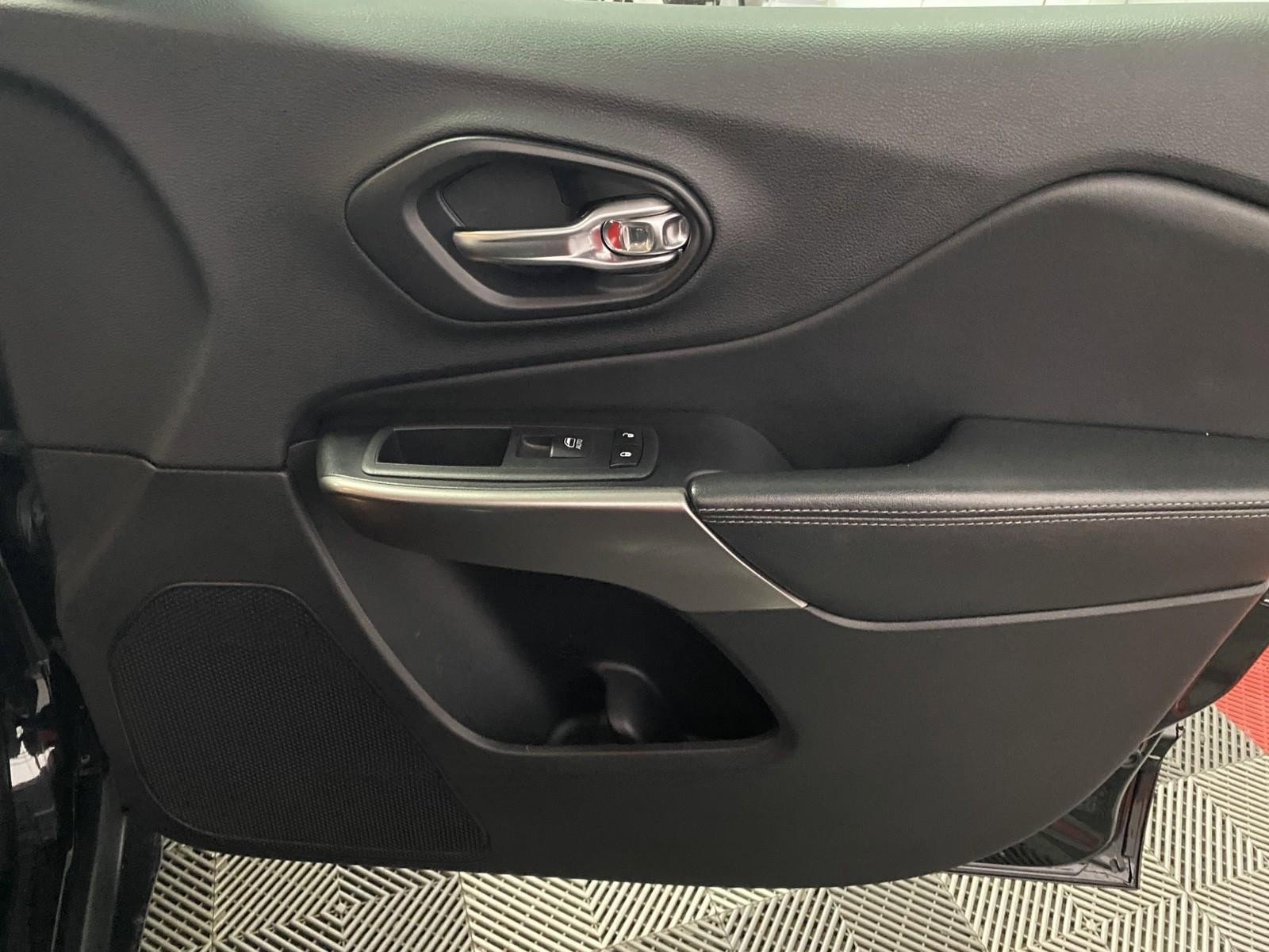 Used 2019 Jeep Cherokee Limited image 7