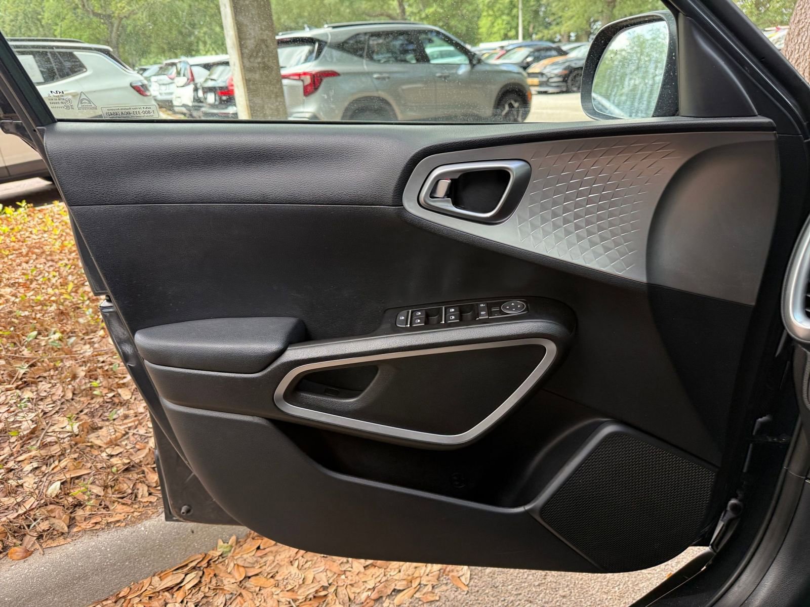 Used 2025 Kia Soul LX w/ LX Technology Package FWD image 20