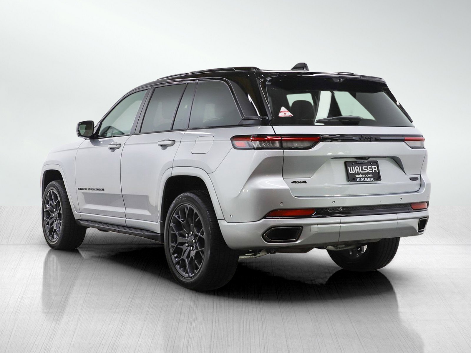 Used 2024 Jeep Grand Cherokee Summit image 3