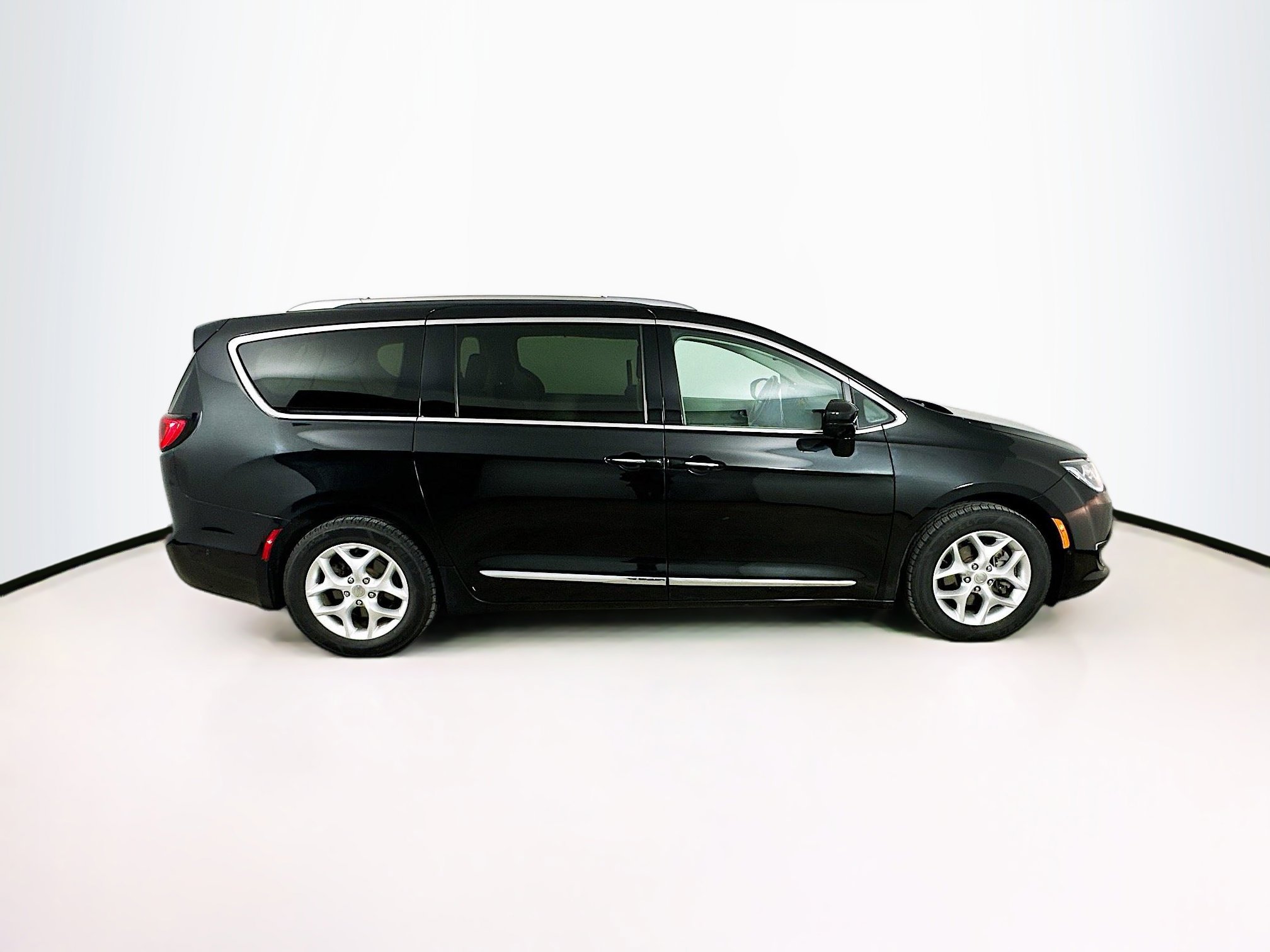 Used 2020 Chrysler Pacifica Touring-L Plus w/ Tire & Wheel Group image 4