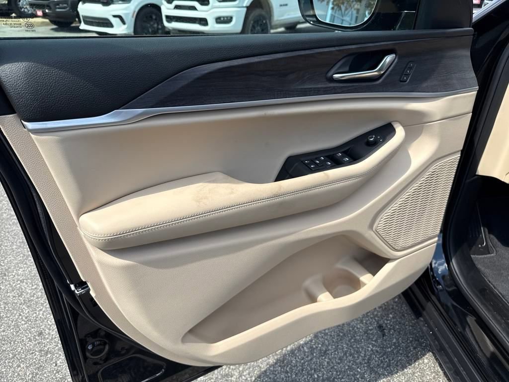 New 2025 Jeep Grand Cherokee Limited w/ Black Appearance Package image 11