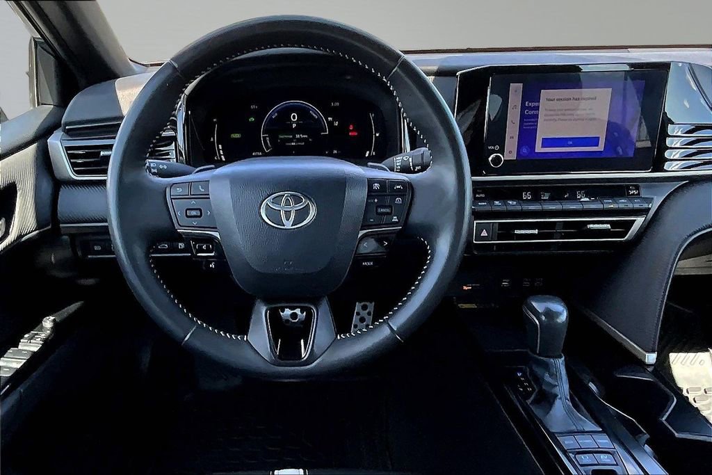 Used 2025 Toyota Camry SE image 5