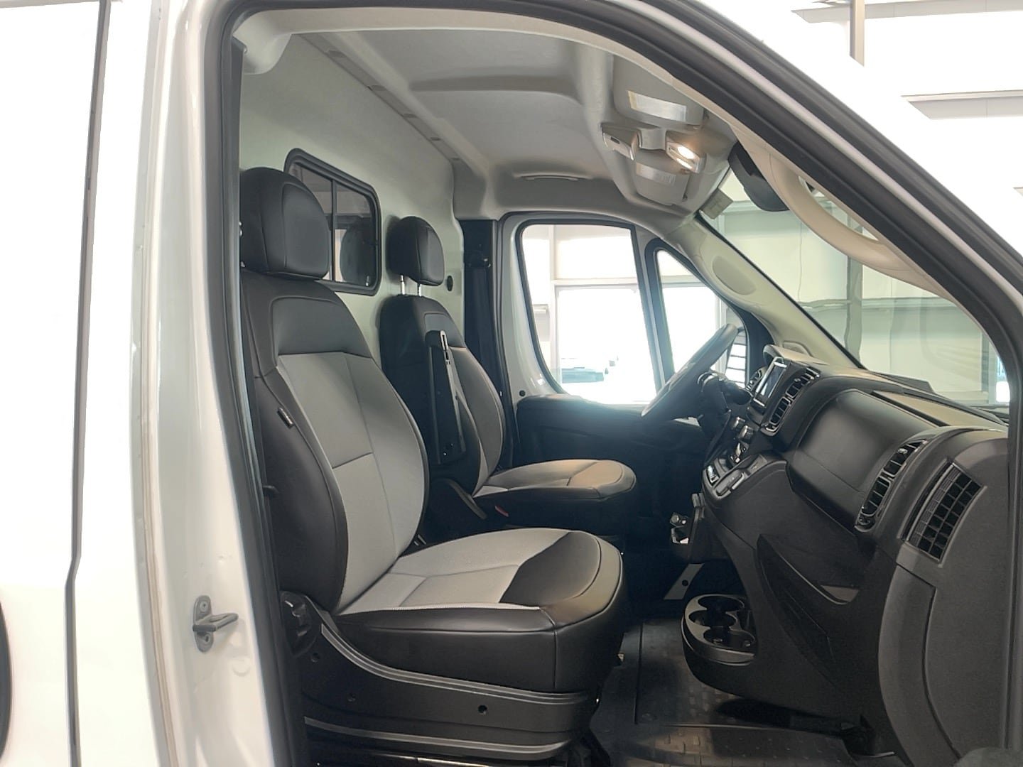 Used 2025 RAM ProMaster 3500 w/ Convenience Group FWD image 9