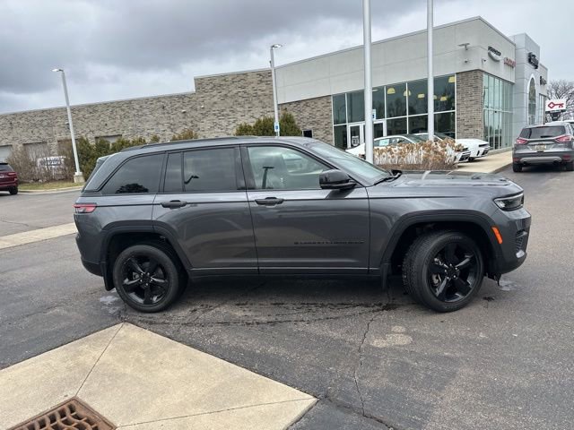 Certified 2025 Jeep Grand Cherokee Altitude image 2