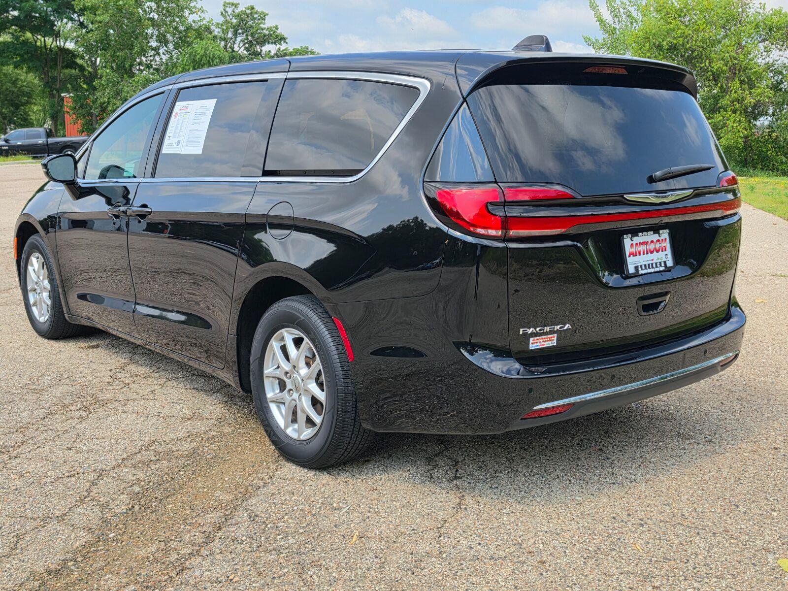 Used 2025 Chrysler Pacifica Select FWD image 2