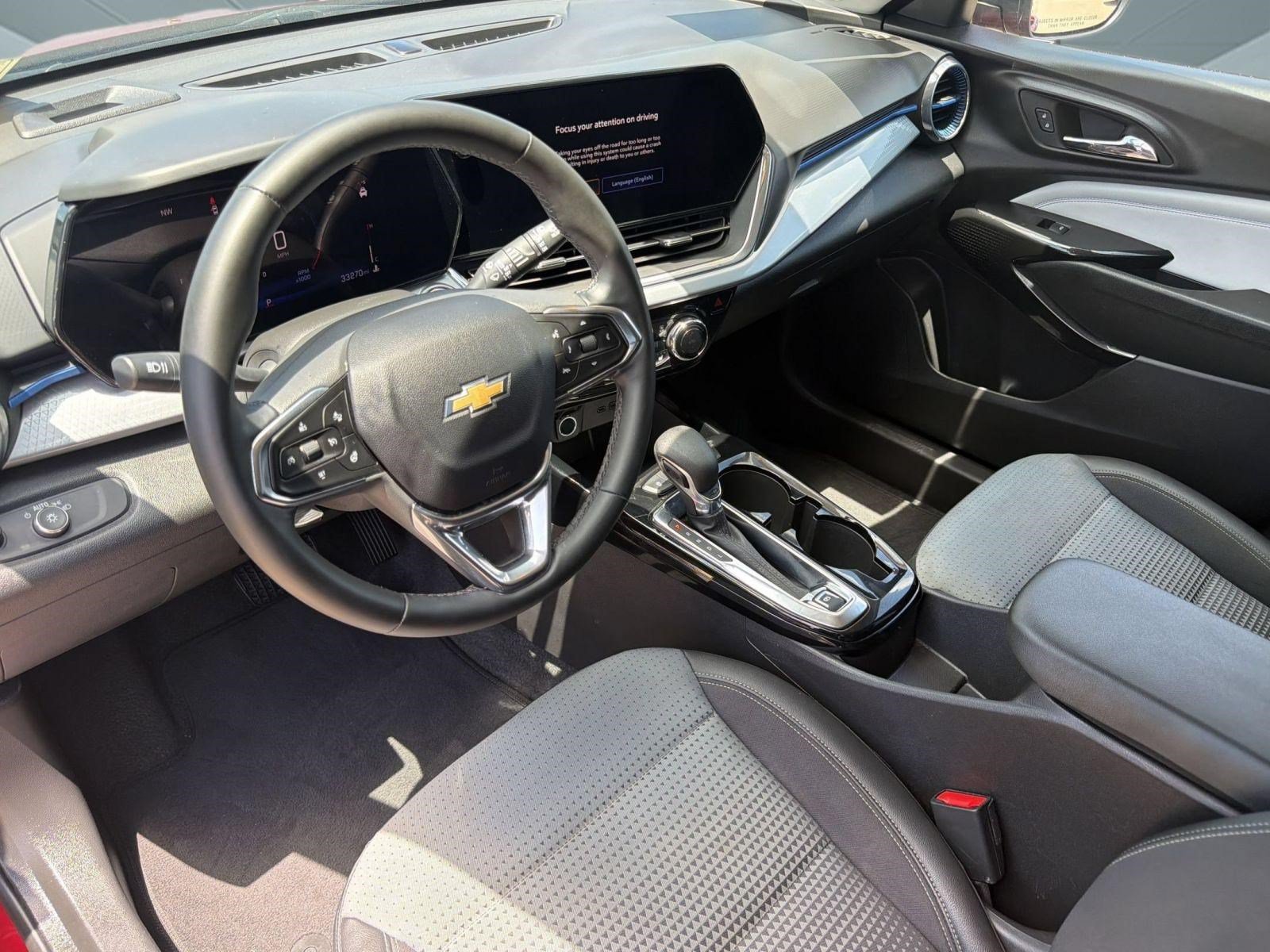 Used 2025 Chevrolet Trax LT w/ LT Convenience Package FWD image 4