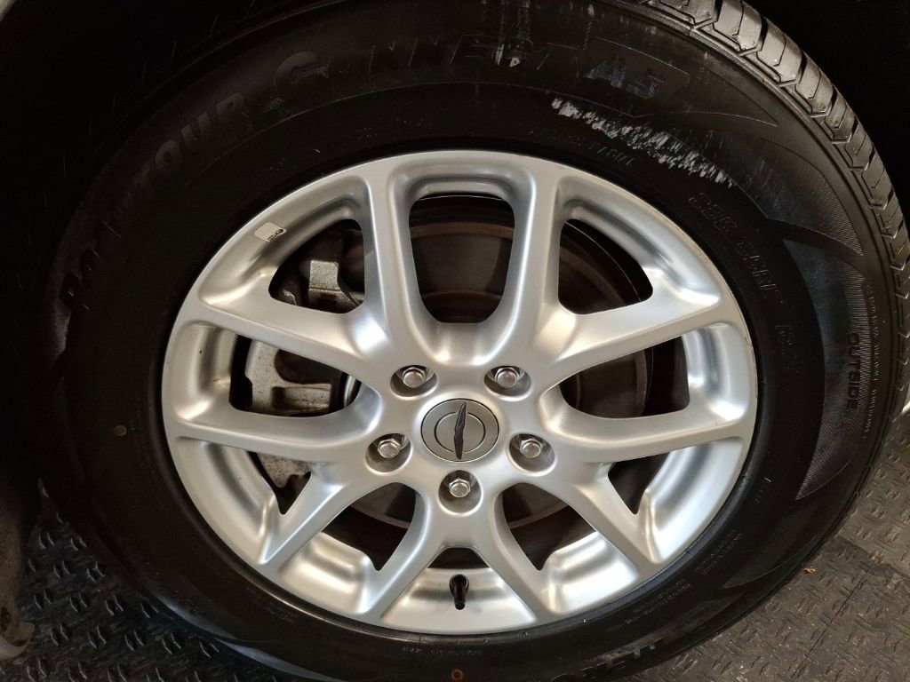 Used 2024 Chrysler Pacifica Touring-L image 4