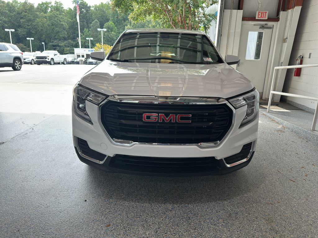 Used 2024 GMC Terrain SLE image 25