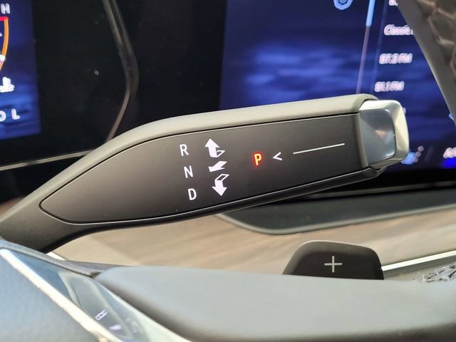 Used 2025 Chevrolet Suburban Z71 image 23