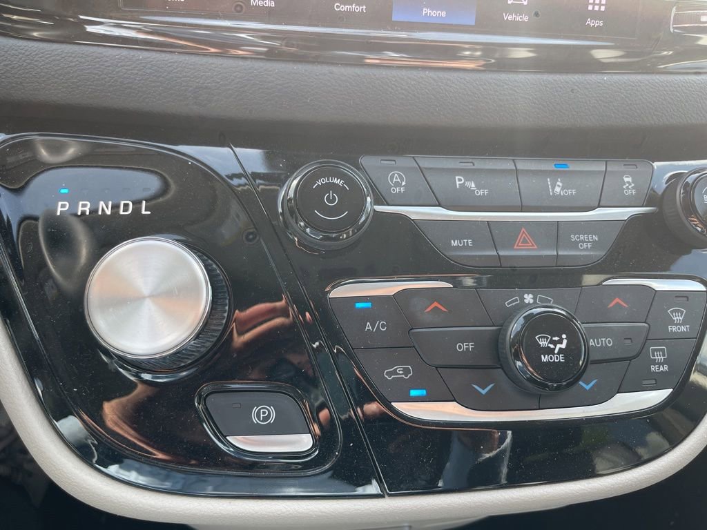 Used 2023 Chrysler Pacifica Touring-L image 13