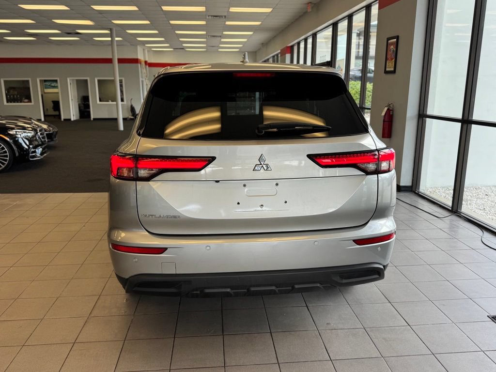 Used 2022 Mitsubishi Outlander ES AWD/4WD image 5