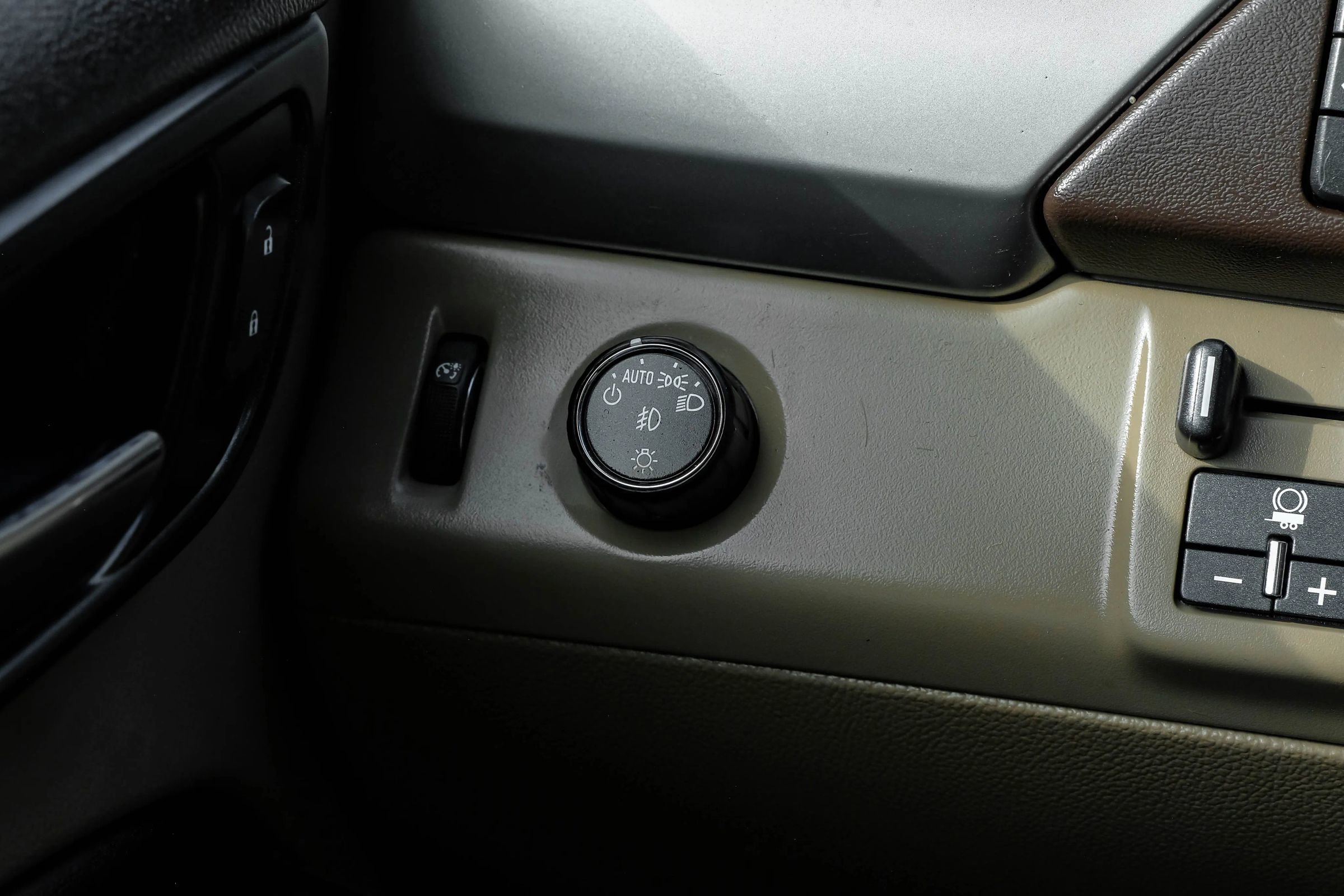 Used 2015 Chevrolet Suburban LTZ image 34