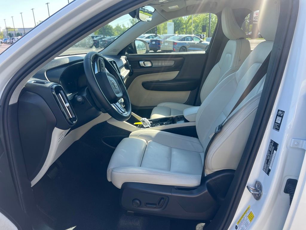 Used 2026 Volvo XC40 B5 Plus AWD/4WD image 6