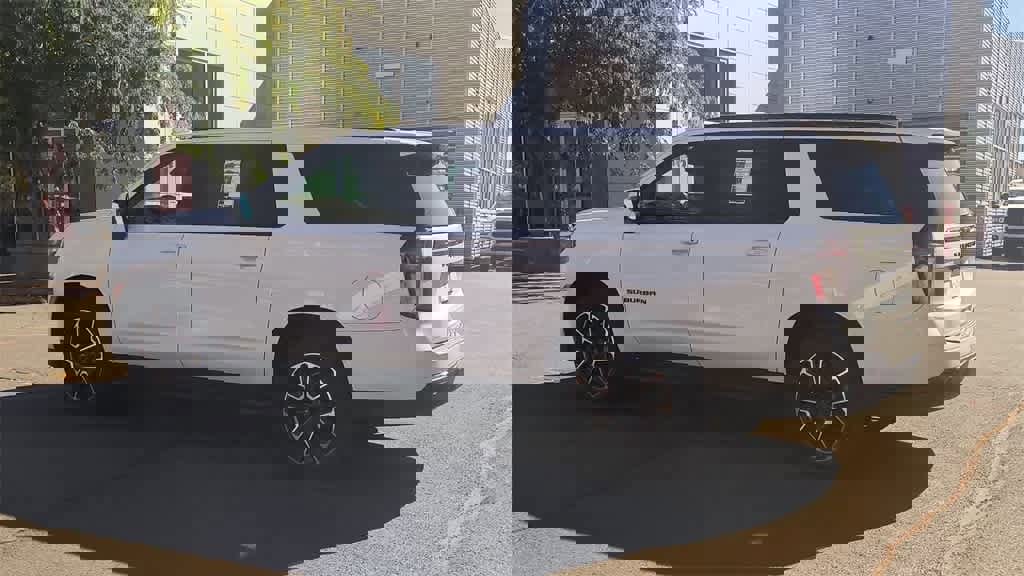 Used 2021 Chevrolet Suburban RST w/ Luxury Package image 6