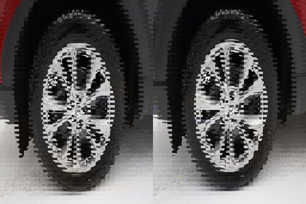 Used 2021 Ford Explorer XLT w/ Equipment Group 202A image 9