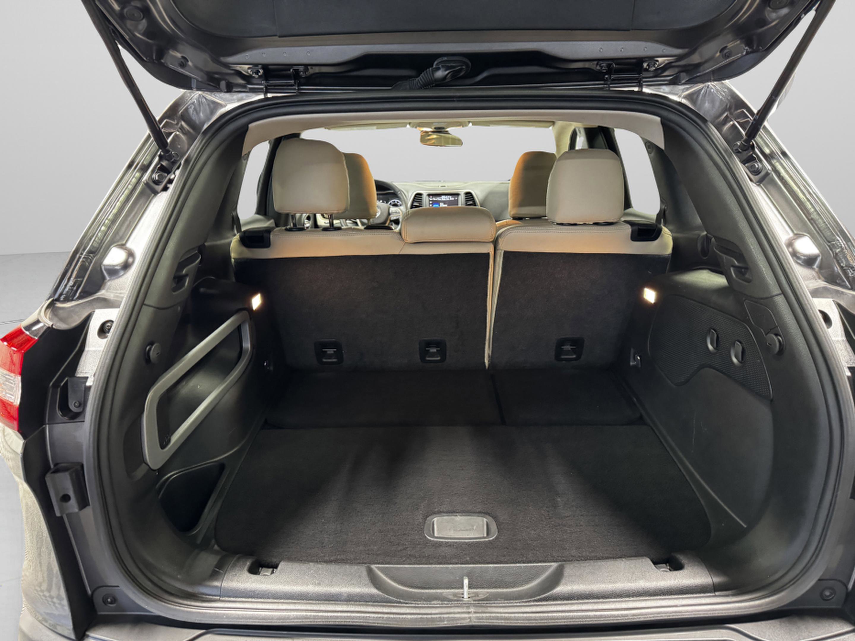 Used 2017 Jeep Cherokee Latitude w/ Safety/Convenience Group FWD image 17