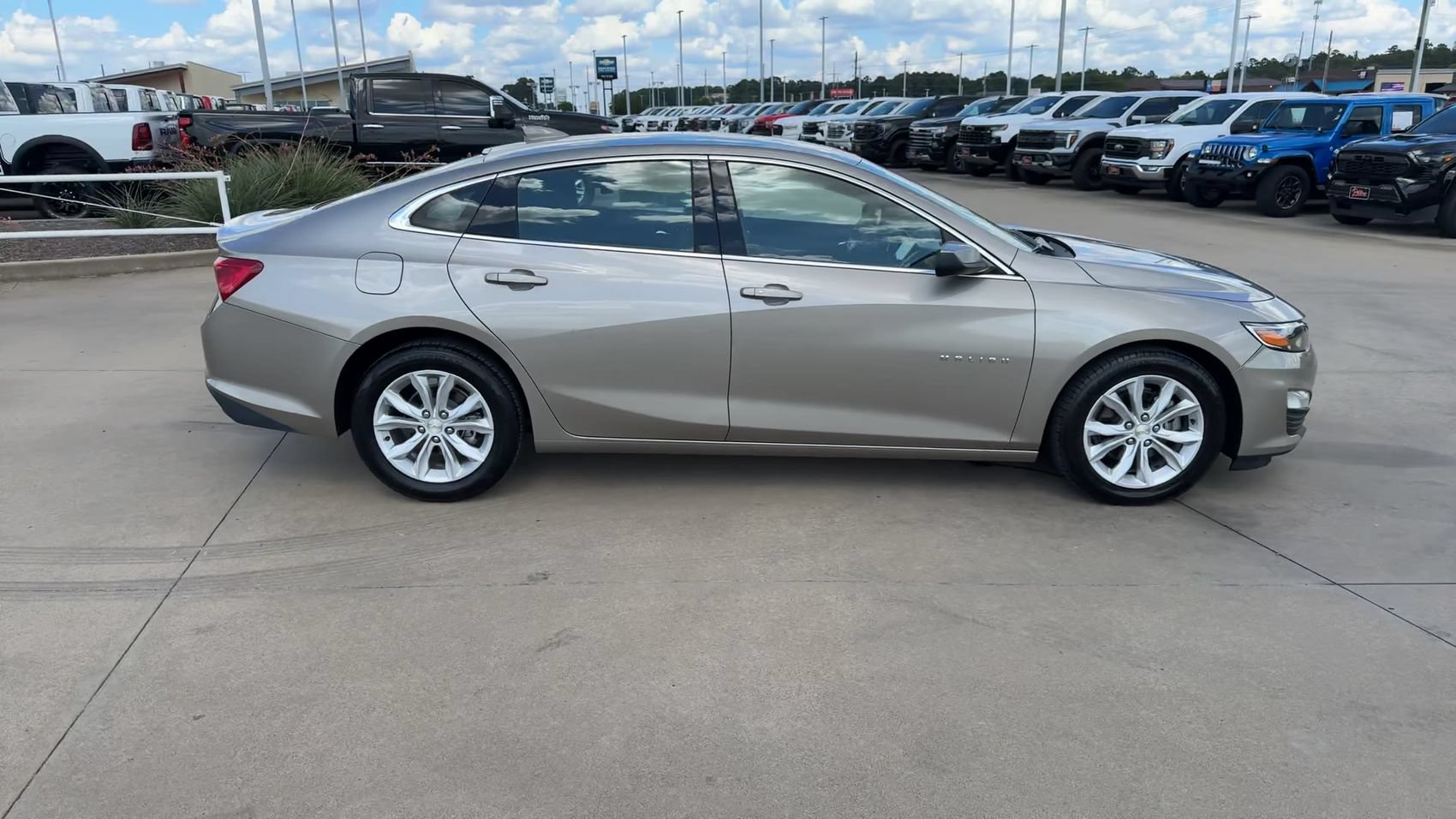 Used 2025 Chevrolet Malibu LT FWD image 2