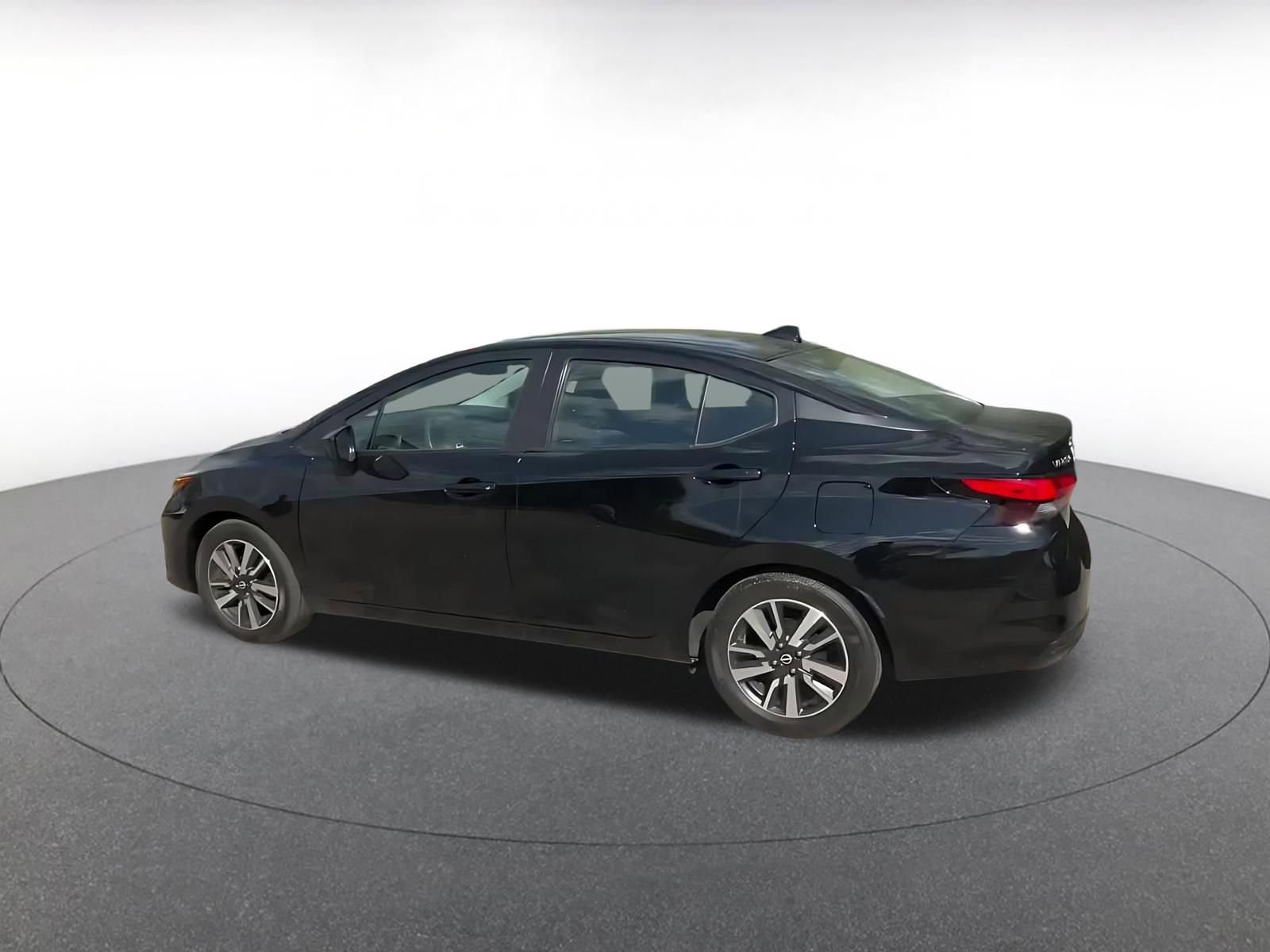 Used 2025 Nissan Versa SV image 9