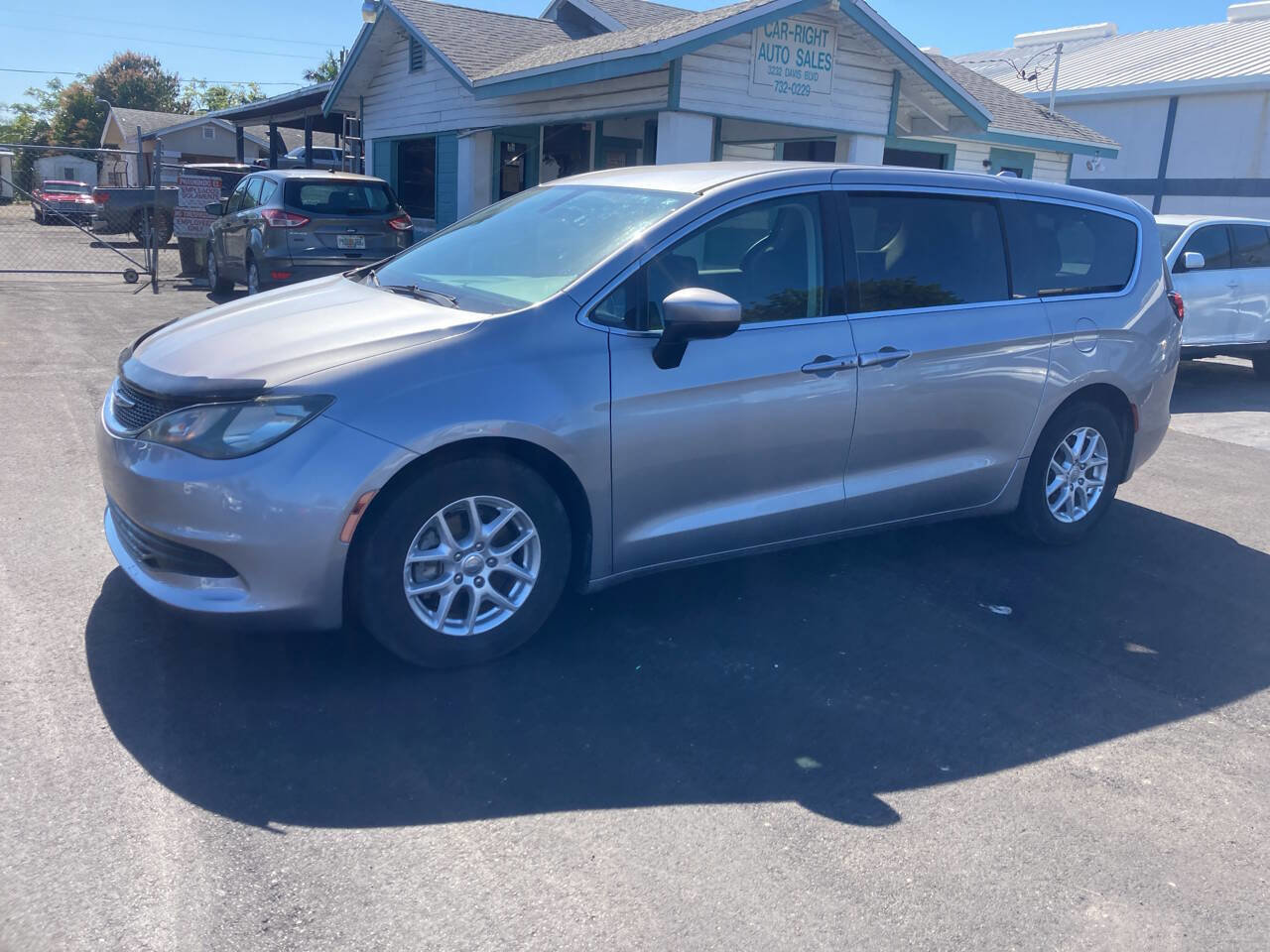 Used 2017 Chrysler Pacifica LX image 8