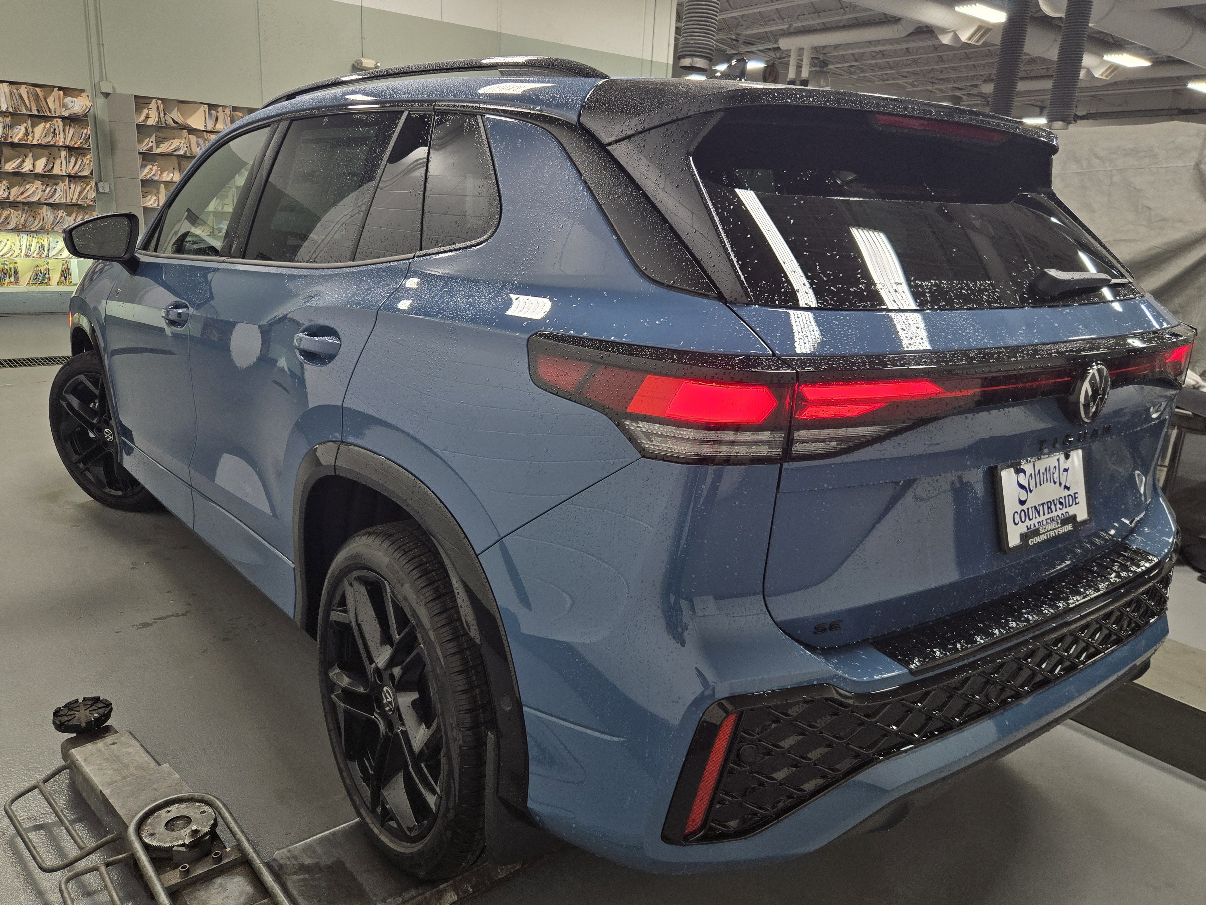 New 2025 Volkswagen Tiguan SE R-Line image 9