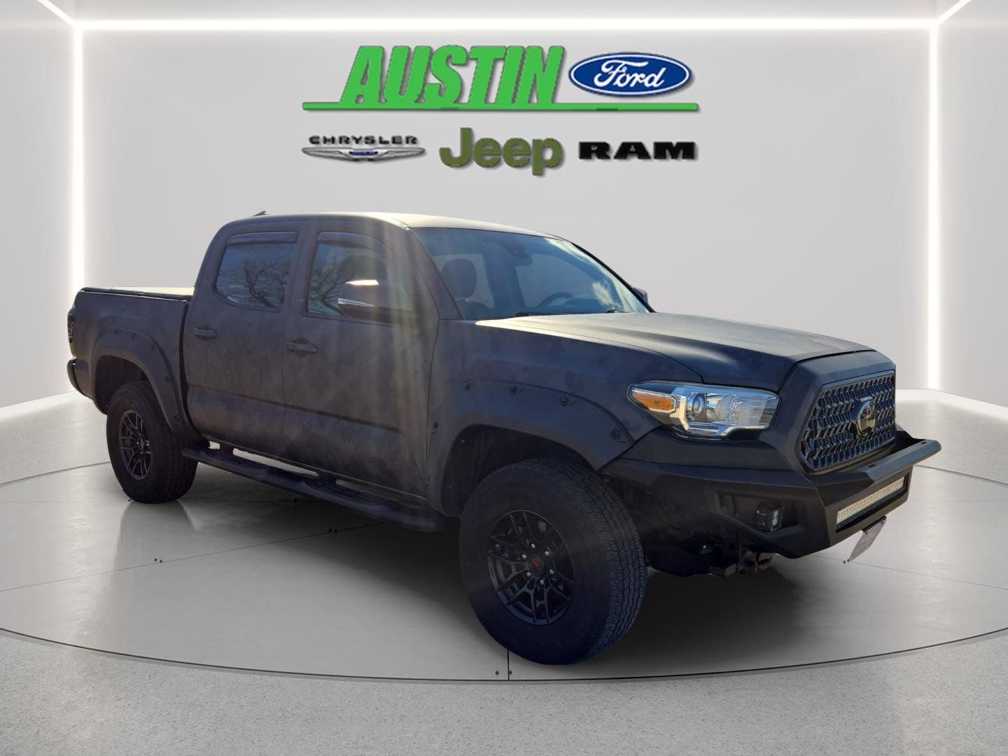 Used 2018 Toyota Tacoma TRD Off-Road w/ Technology Package image 14