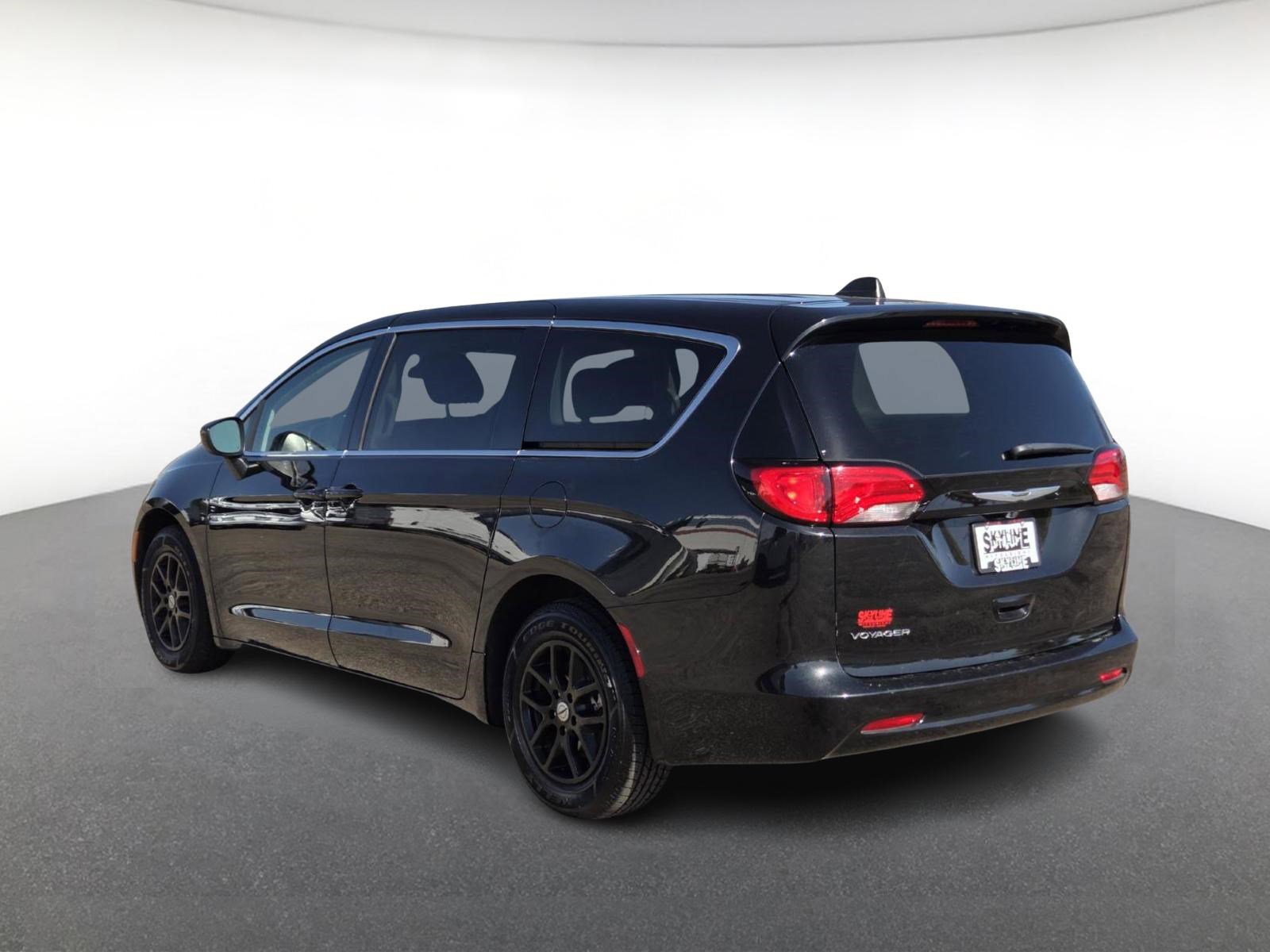 Used 2022 Chrysler Voyager LX image 4