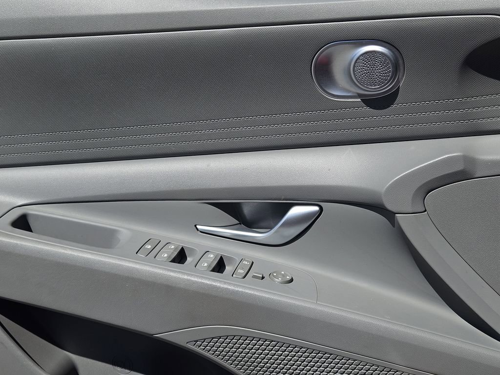 Used 2023 Hyundai Elantra SE FWD image 17