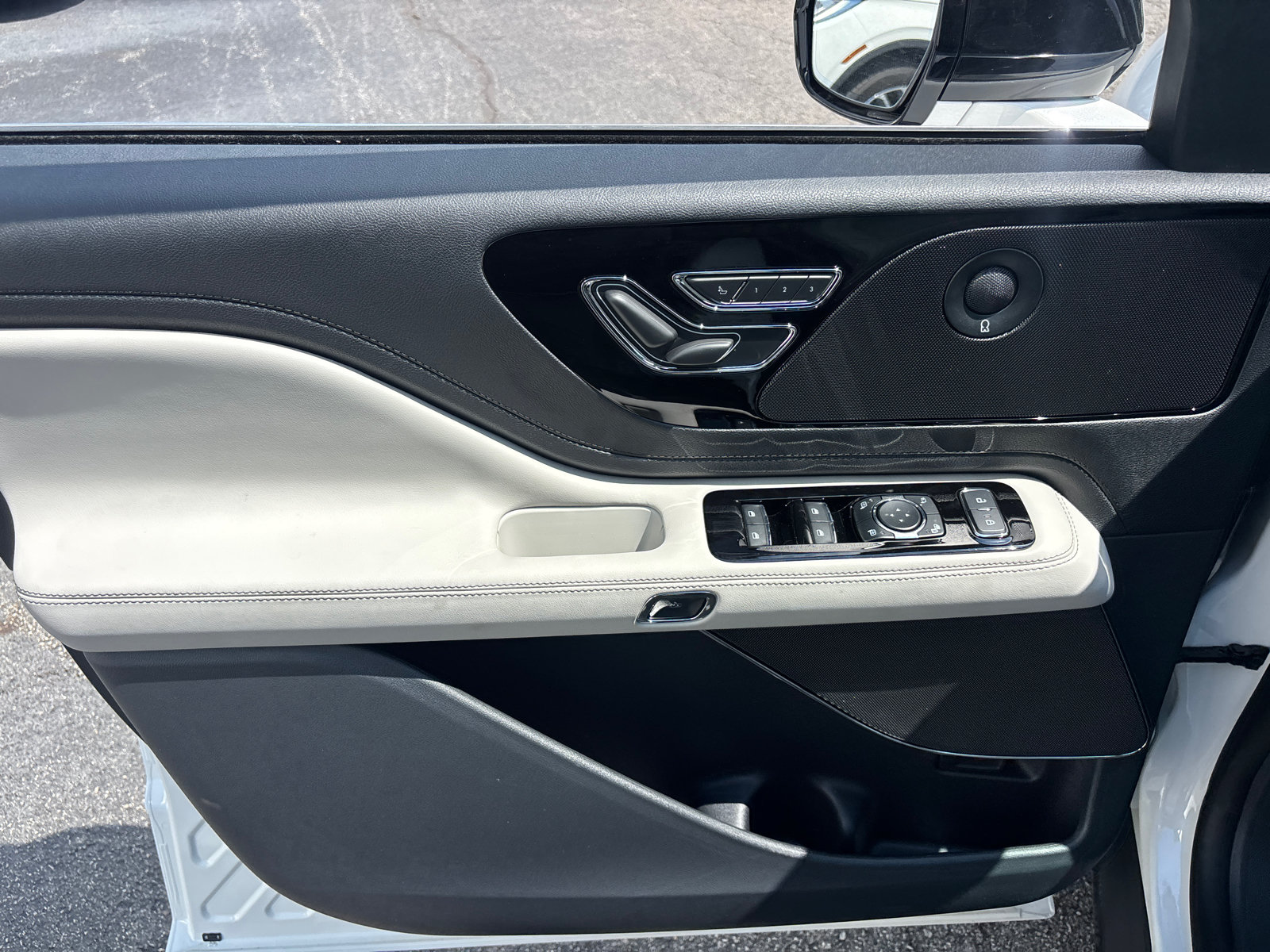 New 2026 Lincoln Aviator Reserve w/ Illumination Package AWD/4WD image 11