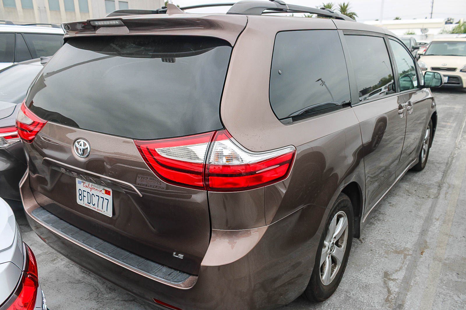 Used 2018 Toyota Sienna LE w/ Carpet Mat Package FWD image 13