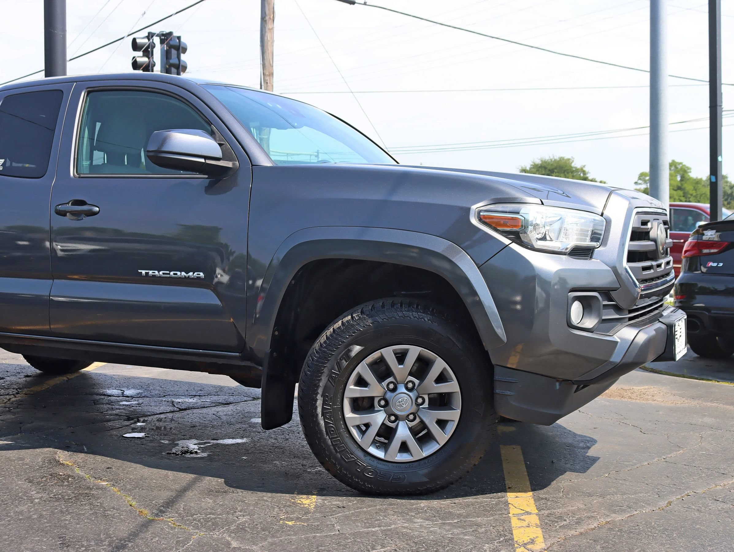 Used 2018 Toyota Tacoma SR5 AWD/4WD image 3