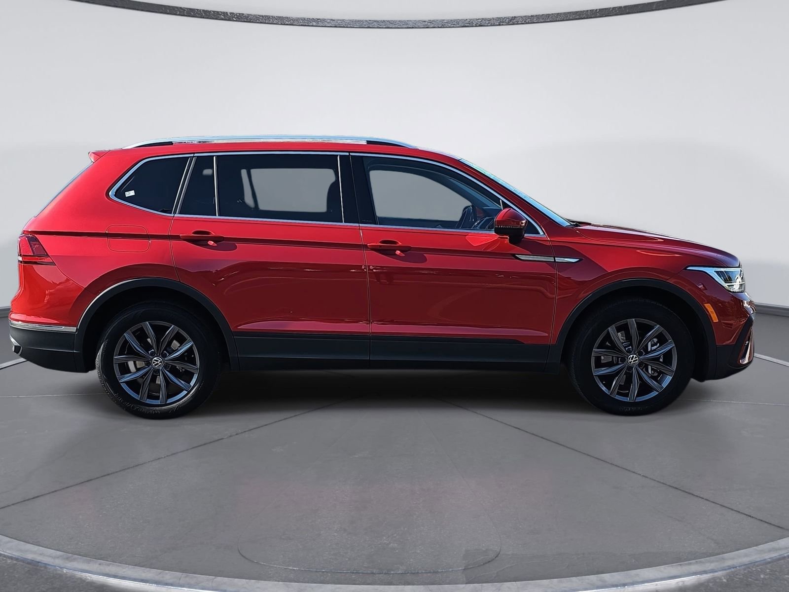 Used 2024 Volkswagen Tiguan SE w/ Panoramic Sunroof Package image 2