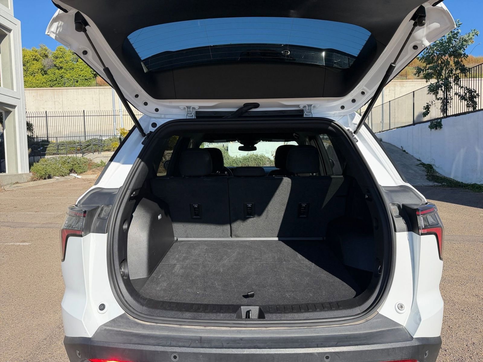 Used 2025 Chevrolet Equinox LT image 30