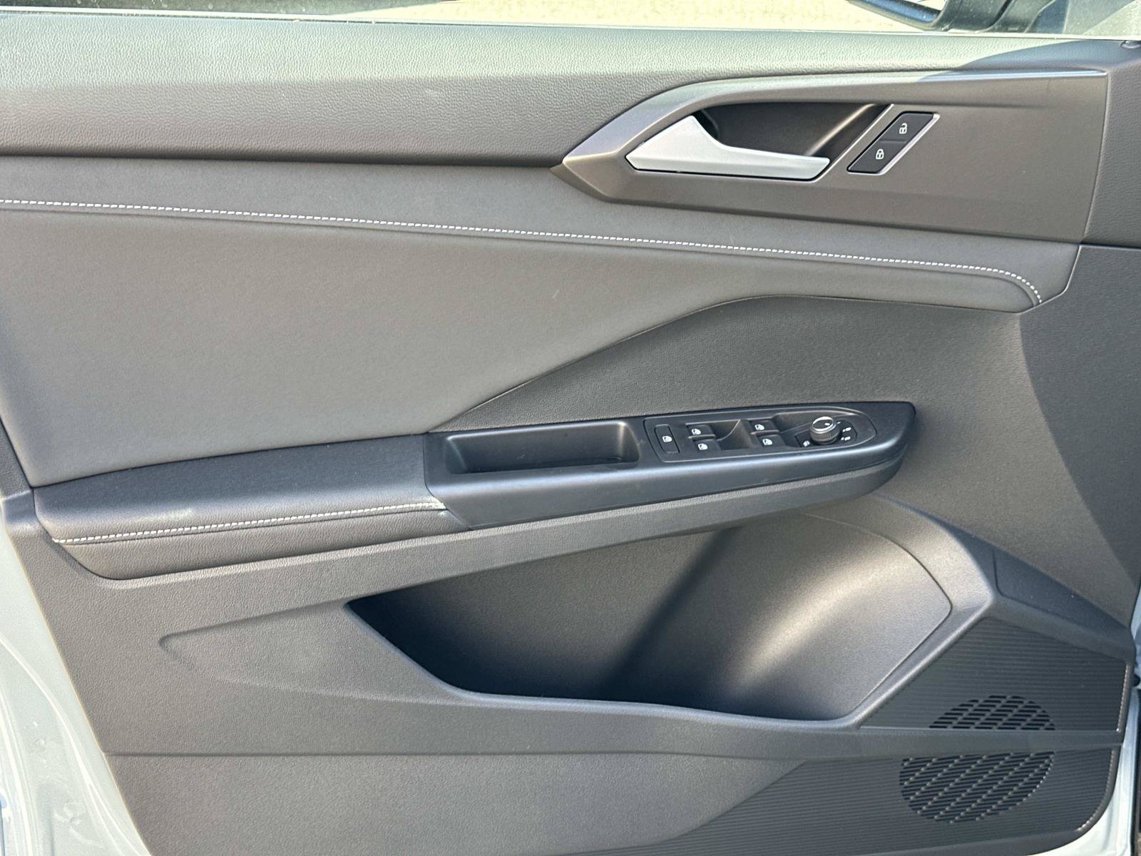 New 2027 Volkswagen Taos SE FWD image 21
