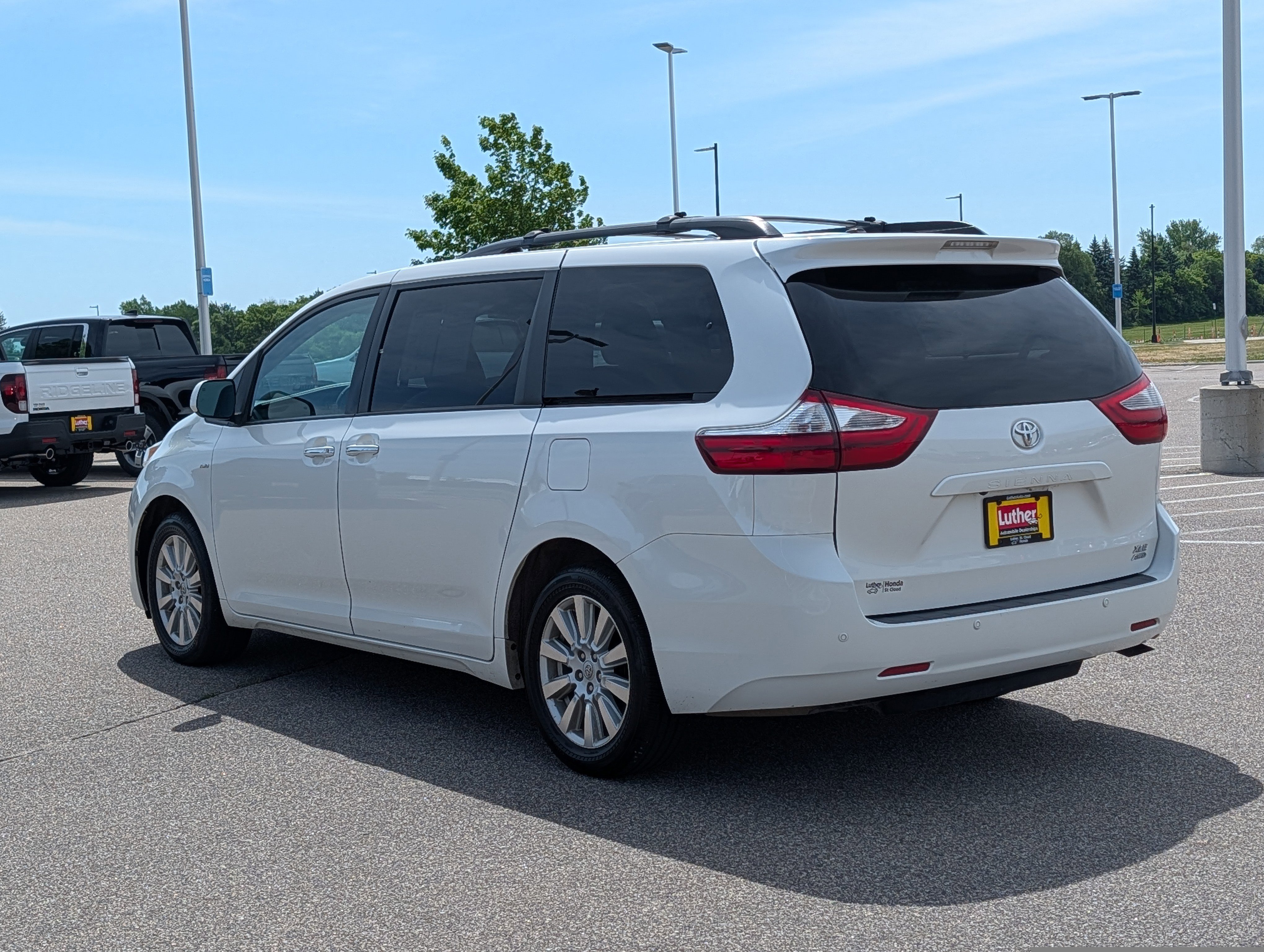 Used 2017 Toyota Sienna XLE AWD/4WD image 5
