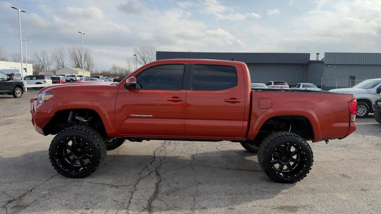 Used 2017 Toyota Tacoma TRD Sport w/ Tow Package (A/T) image 5
