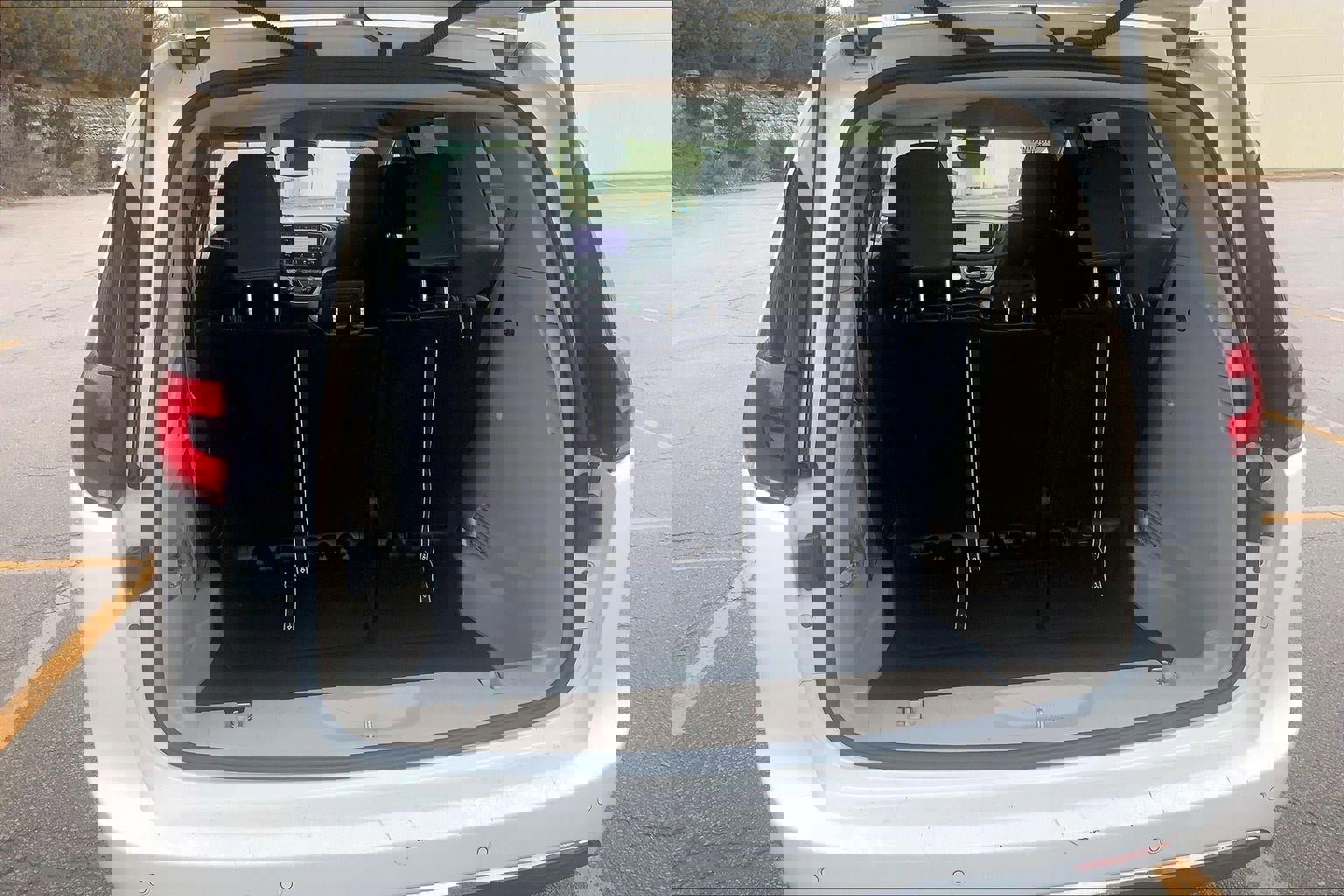 Used 2024 Chrysler Pacifica Touring-L image 4