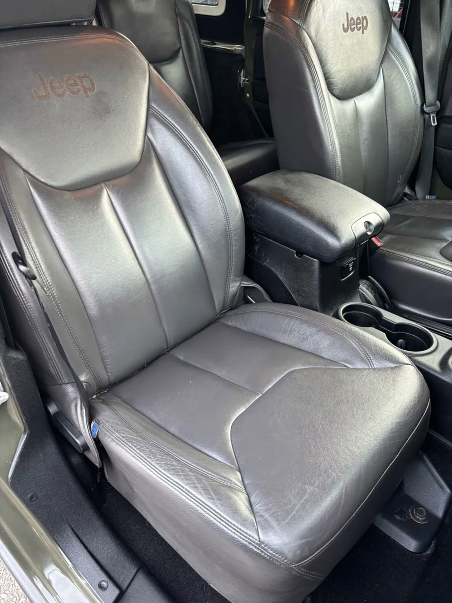 Used 2015 Jeep Wrangler Unlimited Rubicon w/ Connectivity Group image 12
