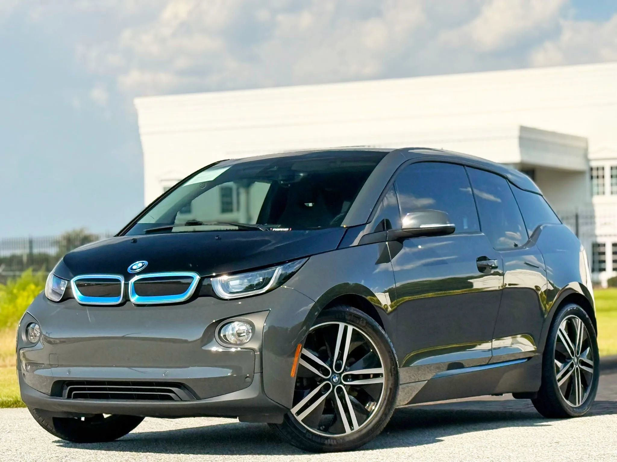 Used 2015 BMW i3 w/ Range Extender image 1