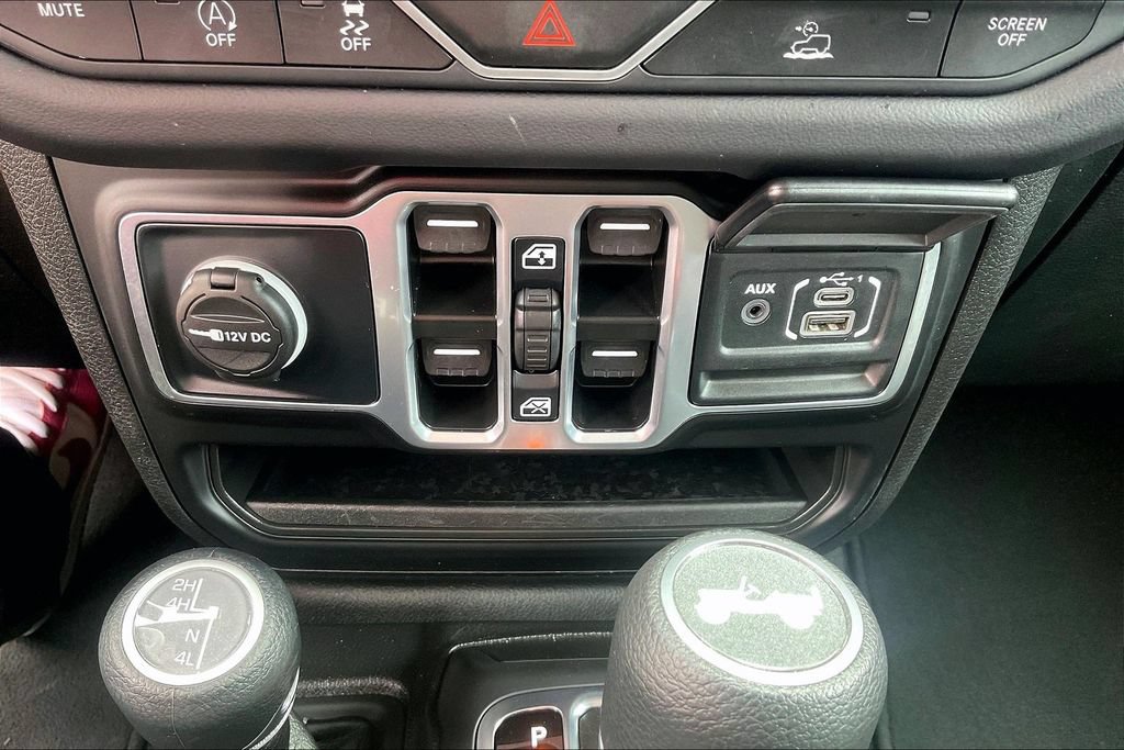 Used 2025 Jeep Wrangler Unlimited Sahara AWD/4WD image 30