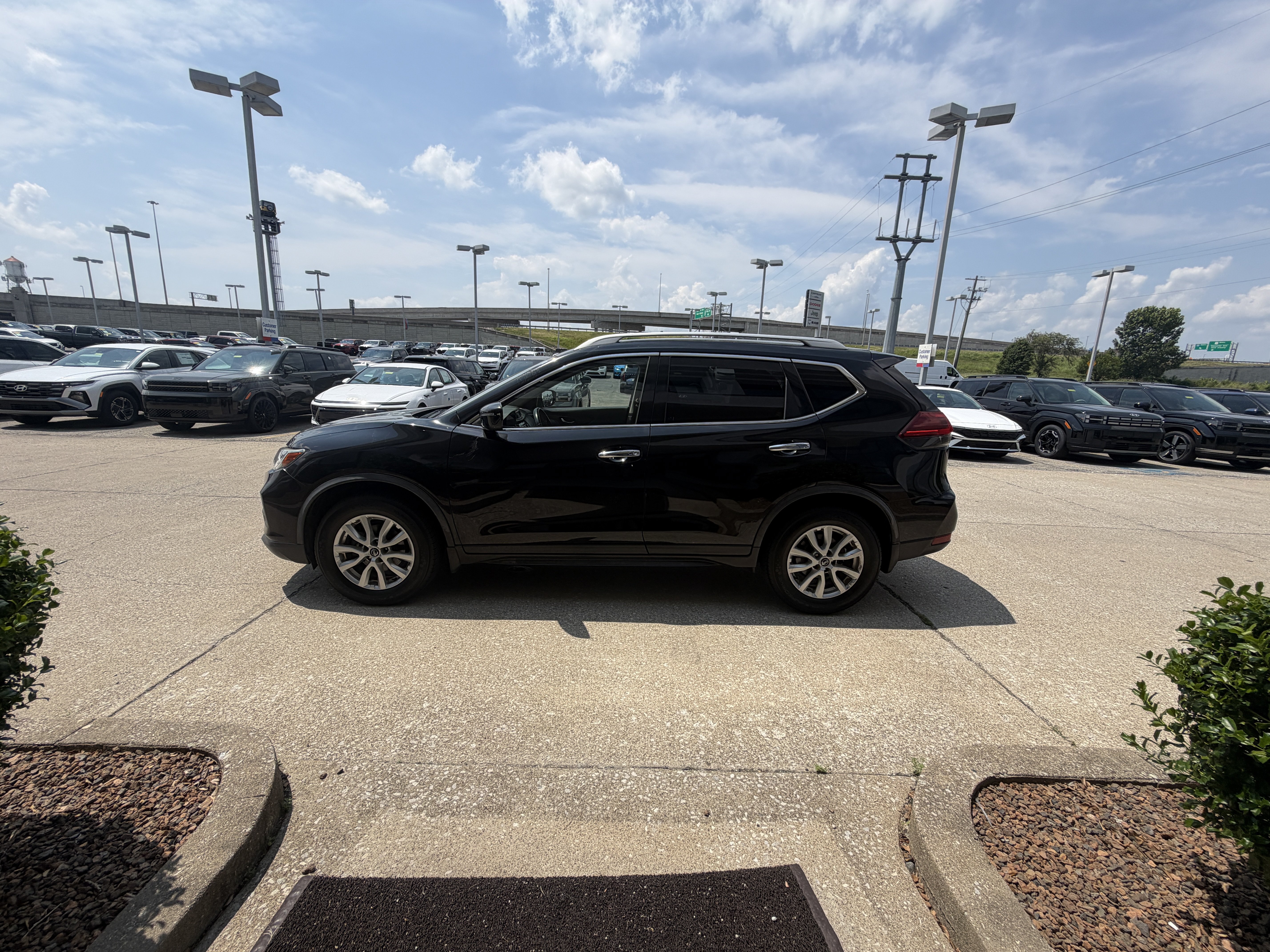 Used 2018 Nissan Rogue SV FWD image 15