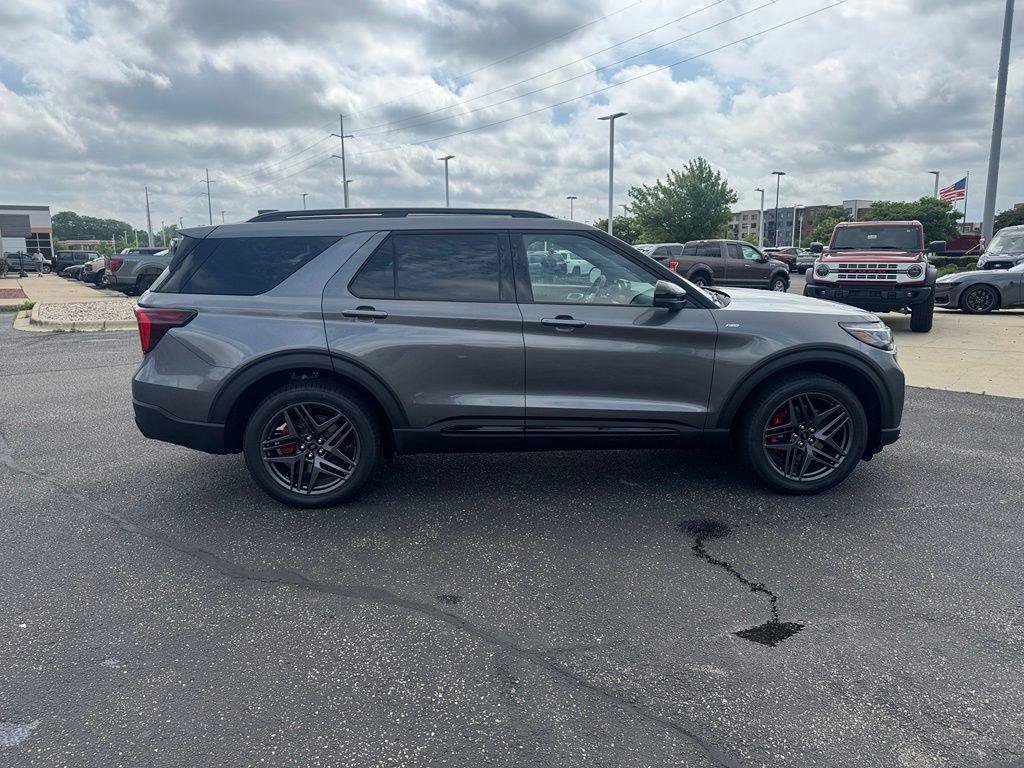 New 2026 Ford Explorer ST-Line w/ ST-Line Street Pack AWD/4WD image 2